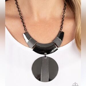 J8.Paparazzi- Metallic Enchanctress Necklace with earrings Gunmetal